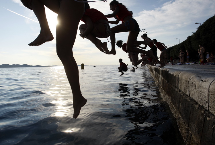 Zadar, 300711.
Nakon odgode zbog losih vremenskih uvjeta prosle subote, danas se na zadarskoj rivi odrzao peti milenijski skok, jedan od  prepoznatljivih zadarskih brendova posljednjih godina.
Foto: Jure Miskovic / CROPIX