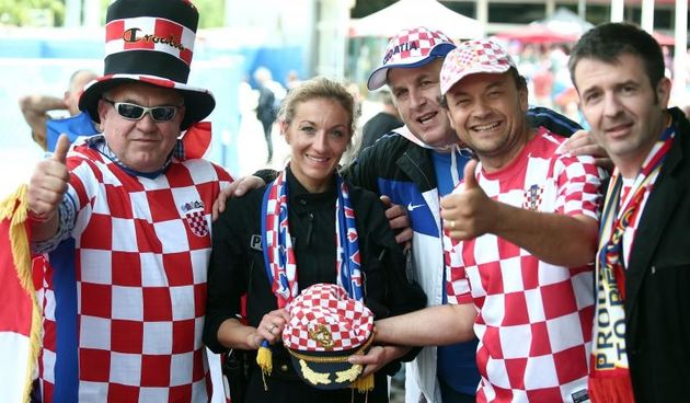 Navijaci su se poceli okupljati ispred stadiona Geoffroy-Guichard gdje ce se danas odigrati utakmica izmedju Hrvatske i Ceske. Photo: Sanjin Strukic/PIXSELL