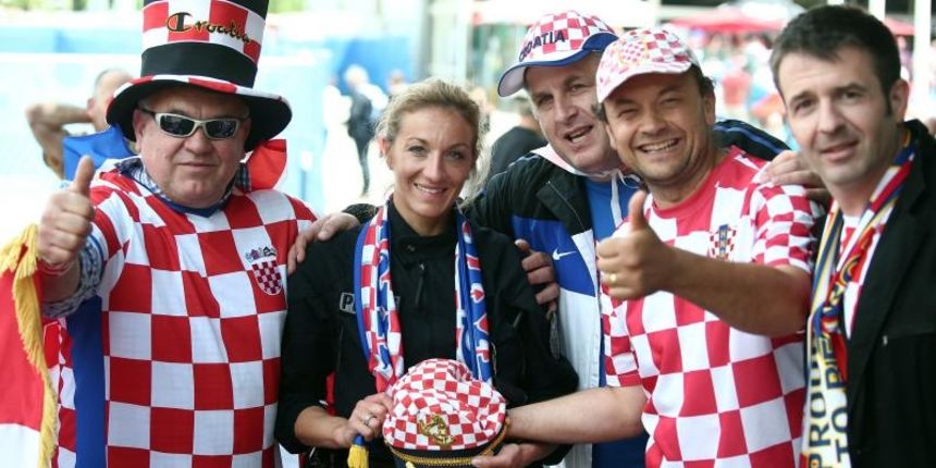 Navijaci su se poceli okupljati ispred stadiona Geoffroy-Guichard gdje ce se danas odigrati utakmica izmedju Hrvatske i Ceske. Photo: Sanjin Strukic/PIXSELL