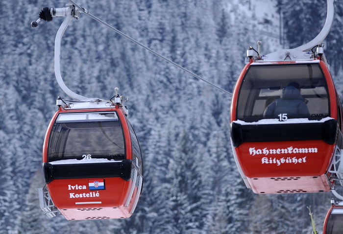 Kitzbuhel, 210111.
Fis Audi World Cup, Svjetski skijaski kup u Kitzbuhelu utrka Super G.
Na slici: gondola u Kitzbuhelu na Hahnenlammu posvecena Ivicinoj pobjedi u kombinaciji u prosloj sezoni.
Foto: Drago Sopta / CROPIX Kitzbuhel, 210111.
Fis Audi World Cup, Svjetski skijaski kup u Kitzbuhelu utrka Super G.
Na slici: gondola u Kitzbuhelu na Hahnenlammu posvecena Ivicinoj pobjedi u kombinaciji u prosloj sezoni.
Foto: Drago Sopta / CROPIX