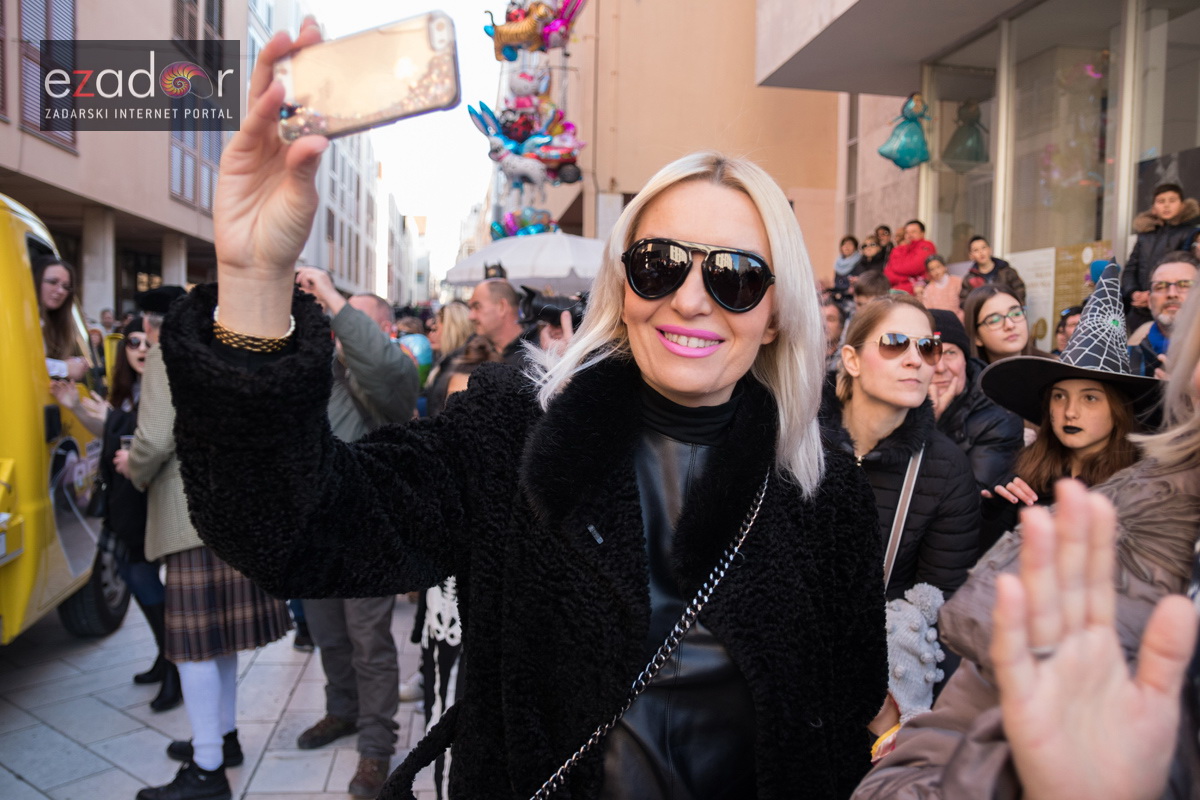 Zadarski karneval 2018: Povorka maškaranih skupina od Gradskih vrata preko Foruma do Narodnog trga Zadarski karneval 2018: Povorka maškaranih skupina od Gradskih vrata preko Foruma do Narodnog trga
