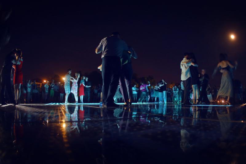 20.06.2013., Zadar – Pod gotovo punim mjesecom na instalaciji Pozdrav Suncu otvoren je 4. festival tanga.Photo: Filip Brala/PIXSELL 20.06.2013., Zadar – Pod gotovo punim mjesecom na instalaciji Pozdrav Suncu otvoren je 4. festival tanga.Photo: Filip Brala/PIXSELL