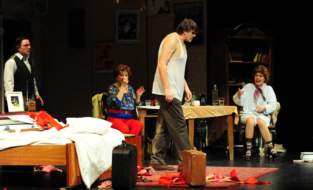 Zadar, 18.02.2013. snimio: Nenad Marčev
premijera HNK Zadar
Nikolaj Koljada: KOKOŠ, komedija
redatelj: Dražen Ferenčina
Igraju: Jasna Ančić, Tamara Šoletić, Žana Bumber,
Ivica Jončić, Mirko Šatalić,
Vinko Radovčič, Mimi Zadarski, Anto Zadar, 18.02.2013. snimio: Nenad Marčev
premijera HNK Zadar
Nikolaj Koljada: KOKOŠ, komedija
redatelj: Dražen Ferenčina
Igraju: Jasna Ančić, Tamara Šoletić, Žana Bumber,
Ivica Jončić, Mirko Šatalić,
Vinko Radovčič, Mimi Zadarski, Anto