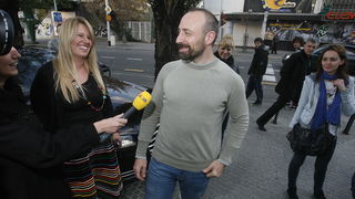 Zagreb, 071110.
Cibonin toranj, Agrokor.
U Zagreb je danas stigao glumac Halit Ergenc poznatiji kao Onur iz sapunice 1001 noc.
Na slici: Halita je ispred Agrokora docekala Iva Todoric.
Foto: Damjan Tadic / CROPIX Zagreb, 071110.
Cibonin toranj, Agrokor.
U Zagreb je danas stigao glumac Halit Ergenc poznatiji kao Onur iz sapunice 1001 noc.
Na slici: Halita je ispred Agrokora docekala Iva Todoric.
Foto: Damjan Tadic / CROPIX