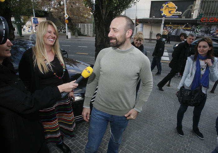 Zagreb, 071110.
Cibonin toranj, Agrokor.
U Zagreb je danas stigao glumac Halit Ergenc poznatiji kao Onur iz sapunice 1001 noc.
Na slici: Halita je ispred Agrokora docekala Iva Todoric.
Foto: Damjan Tadic / CROPIX Zagreb, 071110.
Cibonin toranj, Agrokor.
U Zagreb je danas stigao glumac Halit Ergenc poznatiji kao Onur iz sapunice 1001 noc.
Na slici: Halita je ispred Agrokora docekala Iva Todoric.
Foto: Damjan Tadic / CROPIX