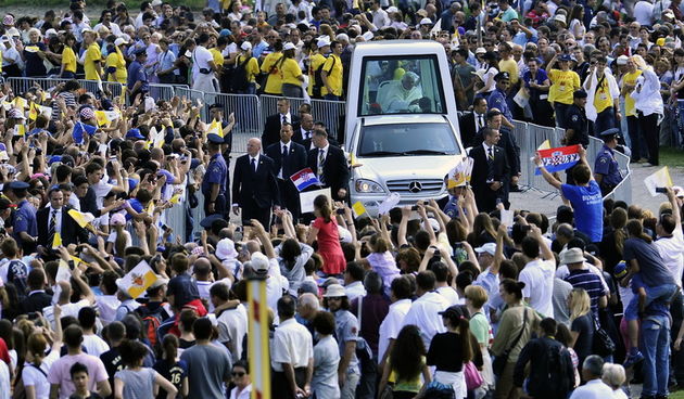 Zagreb, 050611. 
Hipodrom.
Posjet Pape Benedikta XVI. Hrvatskoj – Zagreb, 04. i 05. lipnja. Svecano euharistijsko slavlje povodom Nacionalnog dana obitelji.
Na slici: Papa Benedikt XVI. dolazi na euharistijsko slavlje. 
Foto: Goran Mehkek / CROPIX
