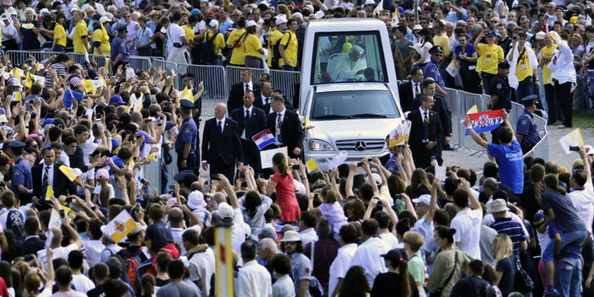 Zagreb, 050611. 
Hipodrom.
Posjet Pape Benedikta XVI. Hrvatskoj – Zagreb, 04. i 05. lipnja. Svecano euharistijsko slavlje povodom Nacionalnog dana obitelji.
Na slici: Papa Benedikt XVI. dolazi na euharistijsko slavlje. 
Foto: Goran Mehkek / CROPIX