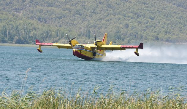 Kanaderi oduševili turiste prilikom uzimanja vode u Visovačkom jezeru