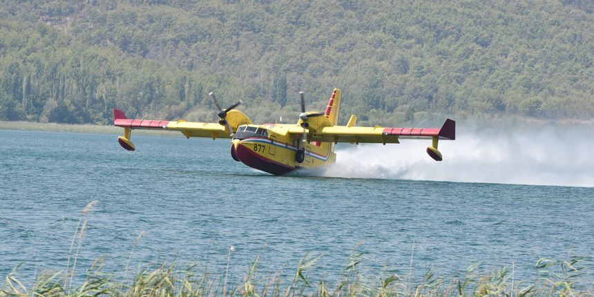 Kanaderi oduševili turiste prilikom uzimanja vode u Visovačkom jezeru Kanaderi oduševili turiste prilikom uzimanja vode u Visovačkom jezeru