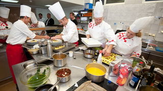 Zadar, 230712.
Hrvatski tim kuhara priprema se punom parom za kuharsku Olimpijadu koja ce se uskoro odrzati u njemackom Erfurtu. Upravo stoga je u restoranu Magnolija u Falkensteiner hotelu Adriana, u Resortu Borik u Zadru odrzan trening hrvatske seniorsk Zadar, 230712.
Hrvatski tim kuhara priprema se punom parom za kuharsku Olimpijadu koja ce se uskoro odrzati u njemackom Erfurtu. Upravo stoga je u restoranu Magnolija u Falkensteiner hotelu Adriana, u Resortu Borik u Zadru odrzan trening hrvatske seniorsk