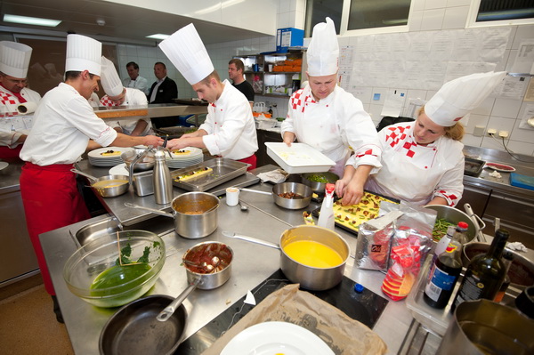 Zadar, 230712.
Hrvatski tim kuhara priprema se punom parom za kuharsku Olimpijadu koja ce se uskoro odrzati u njemackom Erfurtu. Upravo stoga je u restoranu Magnolija u Falkensteiner hotelu Adriana, u Resortu Borik u Zadru odrzan trening hrvatske seniorsk Zadar, 230712.
Hrvatski tim kuhara priprema se punom parom za kuharsku Olimpijadu koja ce se uskoro odrzati u njemackom Erfurtu. Upravo stoga je u restoranu Magnolija u Falkensteiner hotelu Adriana, u Resortu Borik u Zadru odrzan trening hrvatske seniorsk