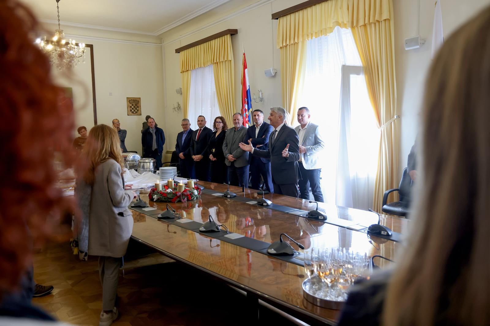 Župan Longin primio predstavnike medija koji prate rad Zadarske županije Župan Longin primio predstavnike medija koji prate rad Zadarske županije