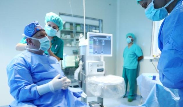 U specijalnoj bolnici za oftamologiju Svjetlost lijecnici su uzivo radili 5 operacija unutar 90 minuta koje su pratili njihove kolege u Milanu i Zagrebu. Prof. dr. Nikica Gabric. Photo: Slavko Midzor/PIXSELL