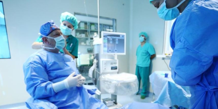 U specijalnoj bolnici za oftamologiju Svjetlost lijecnici su uzivo radili 5 operacija unutar 90 minuta koje su pratili njihove kolege u Milanu i Zagrebu. Prof. dr. Nikica Gabric. Photo: Slavko Midzor/PIXSELL