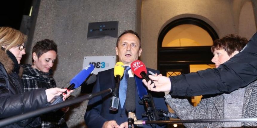 U prostorijama HND-a zavrsila je osnivacka skupstina nove stranke HRID Drage Prgometa koji je prosli tjedan izbacen iz Mosta-a. Drago Prgomet obratio se po zavrsetku novinarima sa samo jednom recenicom te otisao. Photo: Zeljko U prostorijama HND-a zavrsila je osnivacka skupstina nove stranke HRID Drage Prgometa koji je prosli tjedan izbacen iz Mosta-a. Drago Prgomet obratio se po zavrsetku novinarima sa samo jednom recenicom te otisao. Photo: Zeljko