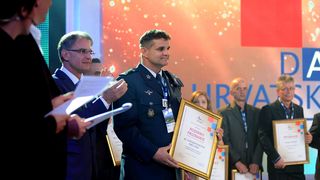 Zrakoplovnoj bazi Zemunik uručeno priznanje “Čovjek-ključ uspjeha u turizmu” Zrakoplovnoj bazi Zemunik uručeno priznanje “Čovjek-ključ uspjeha u turizmu”