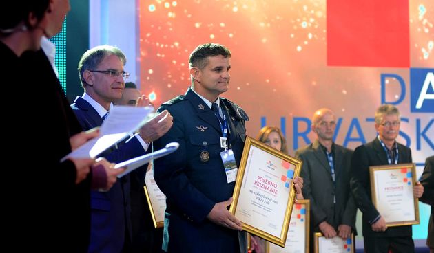 Zrakoplovnoj bazi Zemunik uručeno priznanje “Čovjek-ključ uspjeha u turizmu”
