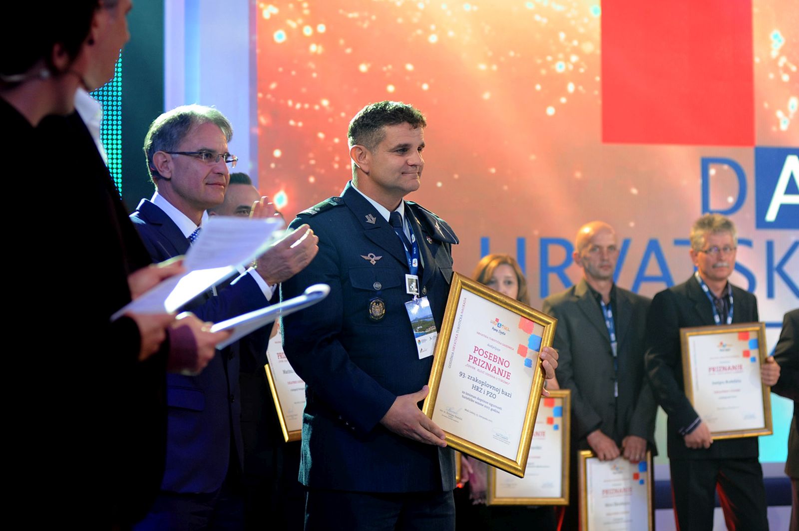 Zrakoplovnoj bazi Zemunik uručeno priznanje “Čovjek-ključ uspjeha u turizmu” Zrakoplovnoj bazi Zemunik uručeno priznanje “Čovjek-ključ uspjeha u turizmu”