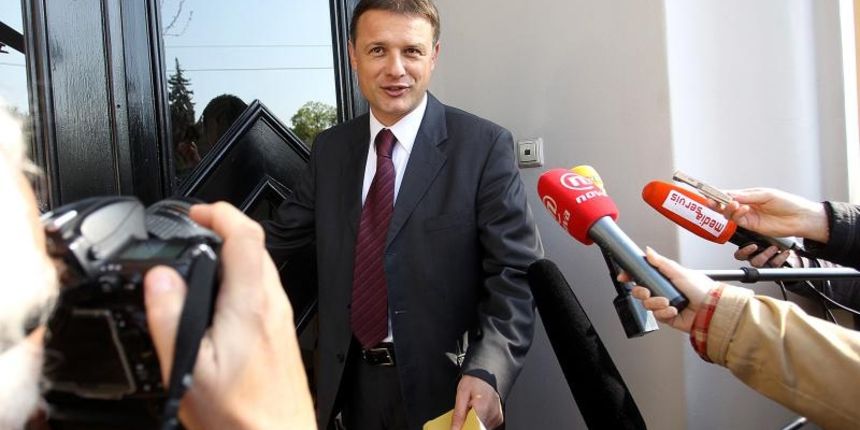 Trg Zrtava fasizma 4, HDZ, Zagreb – U sredisnjici stranke sastalo se Predsjednistvo HDZ-a. Clanove Predsjednistva koji su dolazili na sastanak docekala je udruga nezadovoljnih gradjana sa transparentom i povicima negodovanja. Gordan Jandrokovic. Photo: G