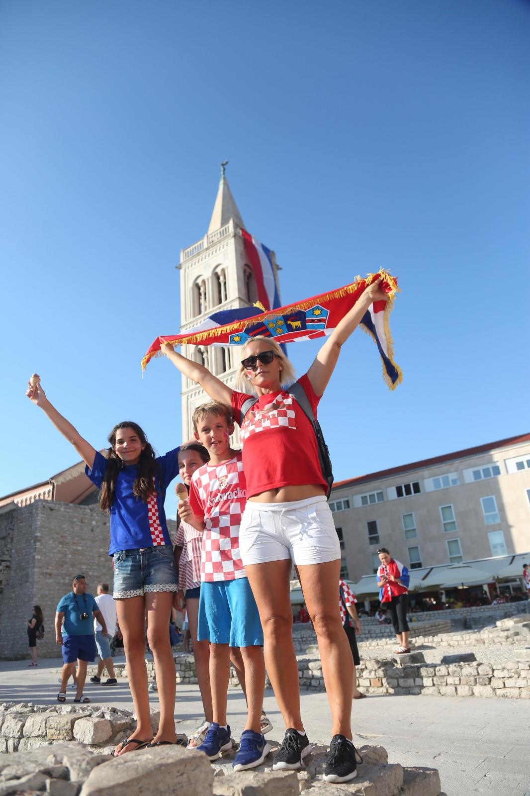 Zadar dočekao svoje Vatrene: Sve generacije okupile se na Forumu