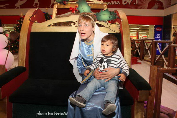 Sv. Luce razveselila mališane u Supernova centru, Foto: Iva Perinčić Sv. Luce razveselila mališane u Supernova centru, Foto: Iva Perinčić