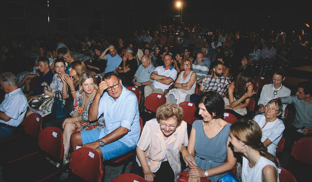 Teatar Exit na Zadarskom kazališnom ljetu: Predstava “Crveno”