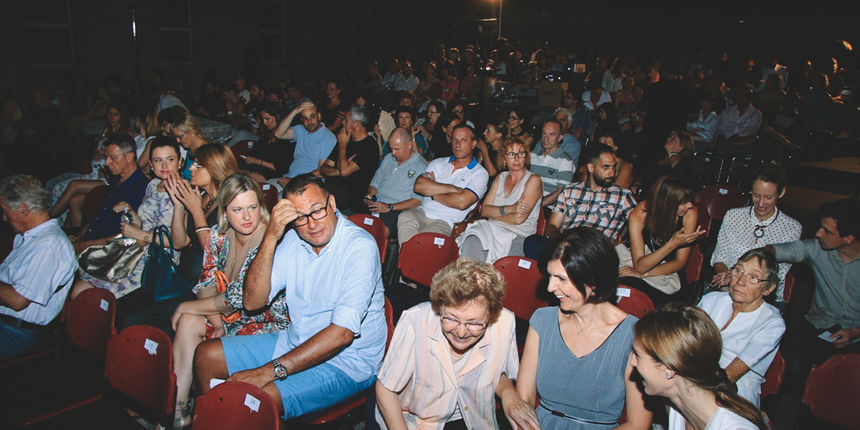 Teatar Exit na Zadarskom kazališnom ljetu: Predstava “Crveno”