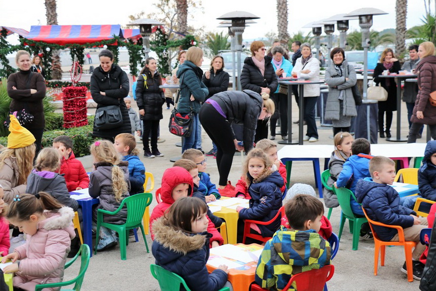 Sveti Nikola darivao mališane na Viru, Krampus bez posla Sveti Nikola darivao mališane na Viru, Krampus bez posla