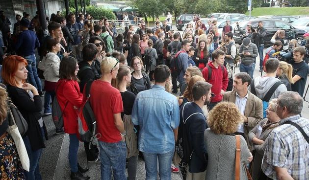 Studenti su pokusali uci na sjednicu Fakultetskog vijeca, ali je dekan Filozofskog fakulteta Vlatko Perisic to onemogucio postavivsi zastitare na fakultetu. Photo: Goran Stanzl/PIXSELL
