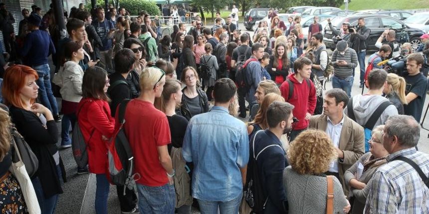 Studenti su pokusali uci na sjednicu Fakultetskog vijeca, ali je dekan Filozofskog fakulteta Vlatko Perisic to onemogucio postavivsi zastitare na fakultetu. Photo: Goran Stanzl/PIXSELL