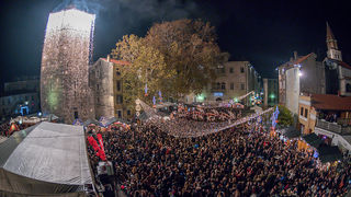 Deset tisuća posjetitelja uživalo u otvorenju Adventa u Zadru- koncertu Ivana Zaka i vatrometu