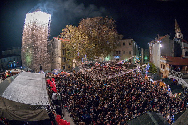 Deset tisuća posjetitelja uživalo u otvorenju Adventa u Zadru- koncertu Ivana Zaka i vatrometu