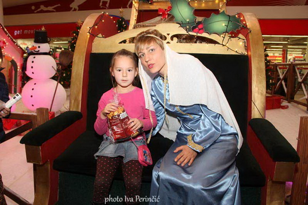 Sv. Luce razveselila mališane u Supernova centru, Foto: Iva Perinčić Sv. Luce razveselila mališane u Supernova centru, Foto: Iva Perinčić