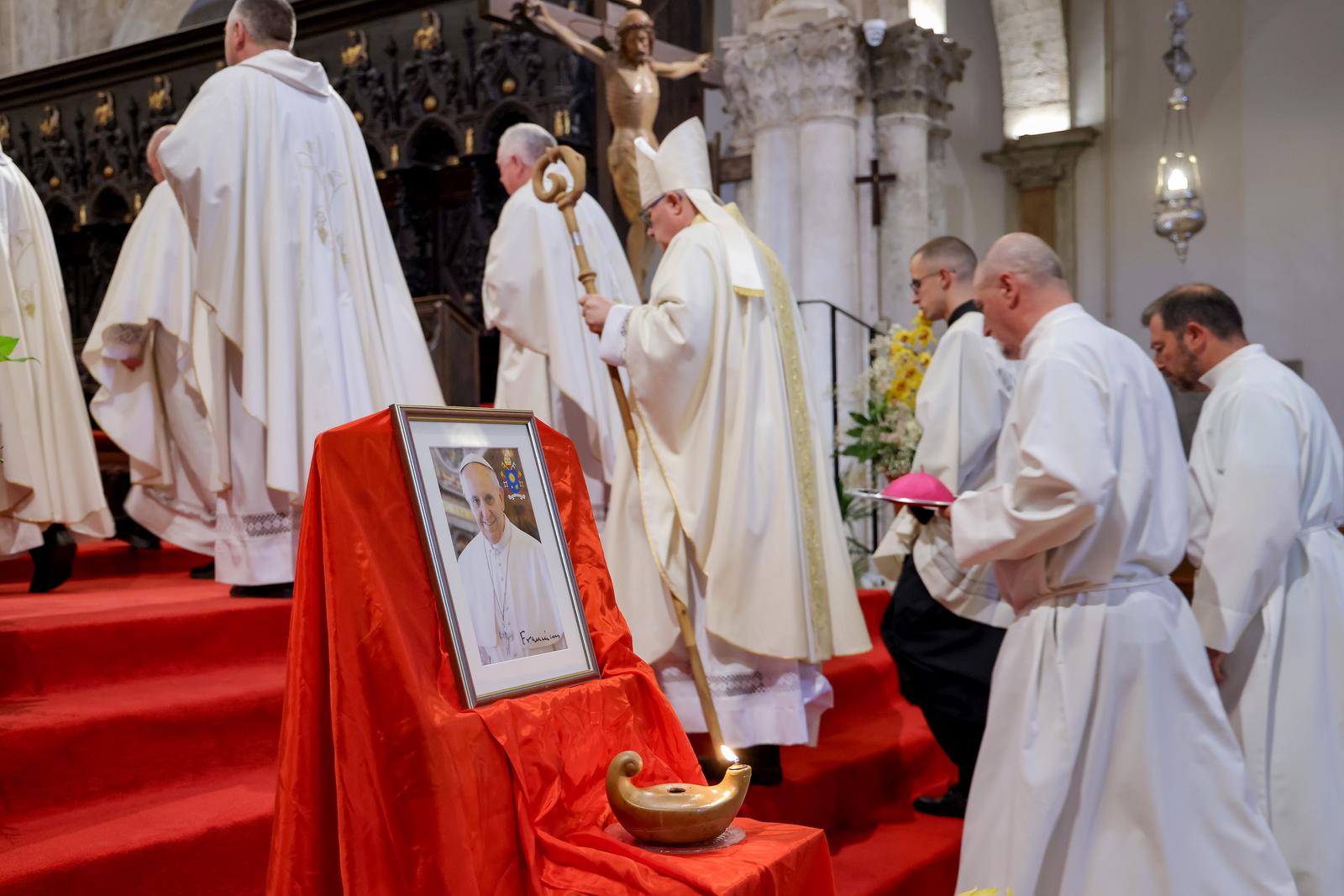 Nadbiskup Milan Zgrablić predvodio misu zadušnicu za Papu Franju Nadbiskup Milan Zgrablić predvodio misu zadušnicu za Papu Franju