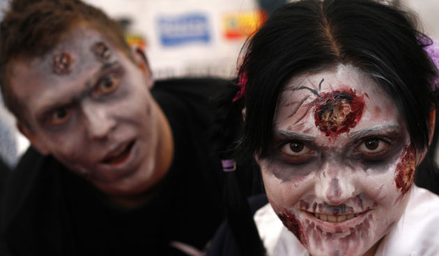 Varazdin, 110909.
Na drugom danu Trash film festivala najveci istocnoeuropski majstor filmske maske Miroslav Lakobrija maskira i sminka volontere te ih pretvara u zombije kojih je bilo dvadesetak a svojim su izgledom podsjetili na scene iz horor filmova.