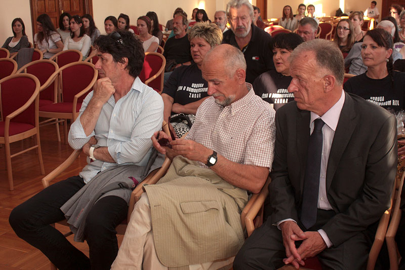 Julianne Eden Bušić predstavila novu knjigu “Živa glava”, Foto: Lucija Juravić Julianne Eden Bušić predstavila novu knjigu “Živa glava”, Foto: Lucija Juravić