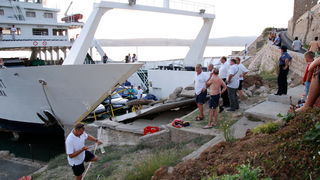 Jablanac, 170811.
U pomorskoj havariji trajekt Rapske plovidbe “Barbat” oko 18 sati, prilikom pristajanja u luku Jablanac ostao je bez pogona i udario u rivu koja je ujedno i mjesna plaza. Ozlijedjeno je sedam osoba. Ocevid je u tijeku.
Foto: Goran Novotn