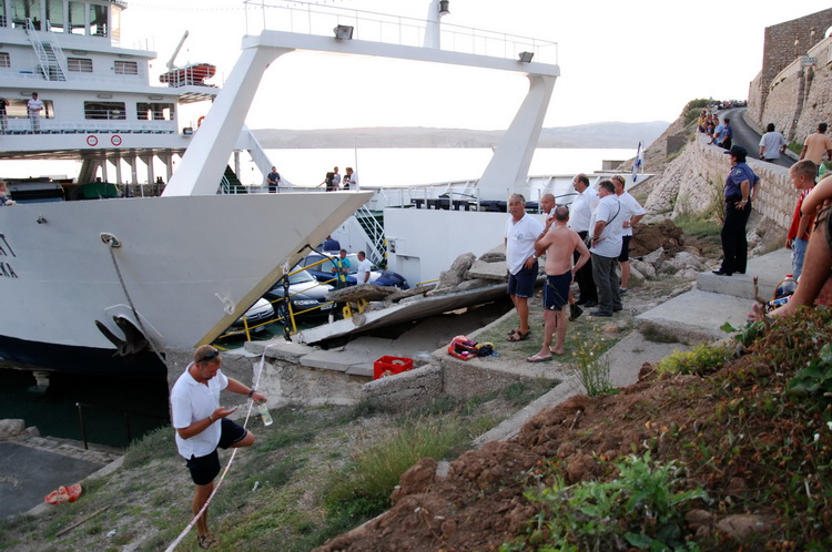 Jablanac, 170811.
U pomorskoj havariji trajekt Rapske plovidbe “Barbat” oko 18 sati, prilikom pristajanja u luku Jablanac ostao je bez pogona i udario u rivu koja je ujedno i mjesna plaza. Ozlijedjeno je sedam osoba. Ocevid je u tijeku.
Foto: Goran Novotn
