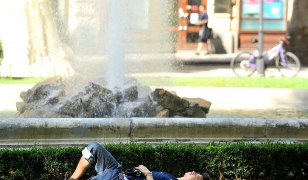 Usprkos upozorenjima da se ne izlazi na velike vrucine oko podneva su se u centru grada mogle vidjeti sve dobne skupine. Neki su se od sunca zastitili kisobranom, sesirima, uz sebe imaju vodu, a vecina je trazila hlad. Odmor na travnjaku Zrinjevca.