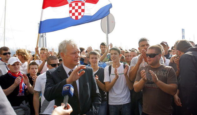 Split, 151012.Navijaci Hajduka, Torcida okupili su se ispred zgrade Gradske uprave ( Banovine) gdje su docekali ishod nove sjednice Gradskog vijeca o 30 milijuna kuna jamstva za Hajduk sto bi sprijecilo da klub ne ode u stecaj.Marin Brbic predsjednik Ha