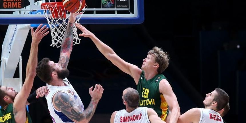 Lille, stadion Pierre Mauroy – EuroBasket 2015, polufinale Srbija – Litva.Mindaugas Kuzminskas, Miroslav Raduljica, Jonas Valanciunas, Marko Simonovic, Nemanja Bjelica. Photo: Igor Kralj/PIXSELL