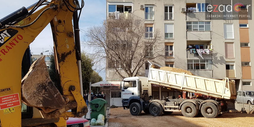 Radove na parkiralištu u ulici Bana Josipa Jelačića izvodi Franto Radove na parkiralištu u ulici Bana Josipa Jelačića izvodi Franto