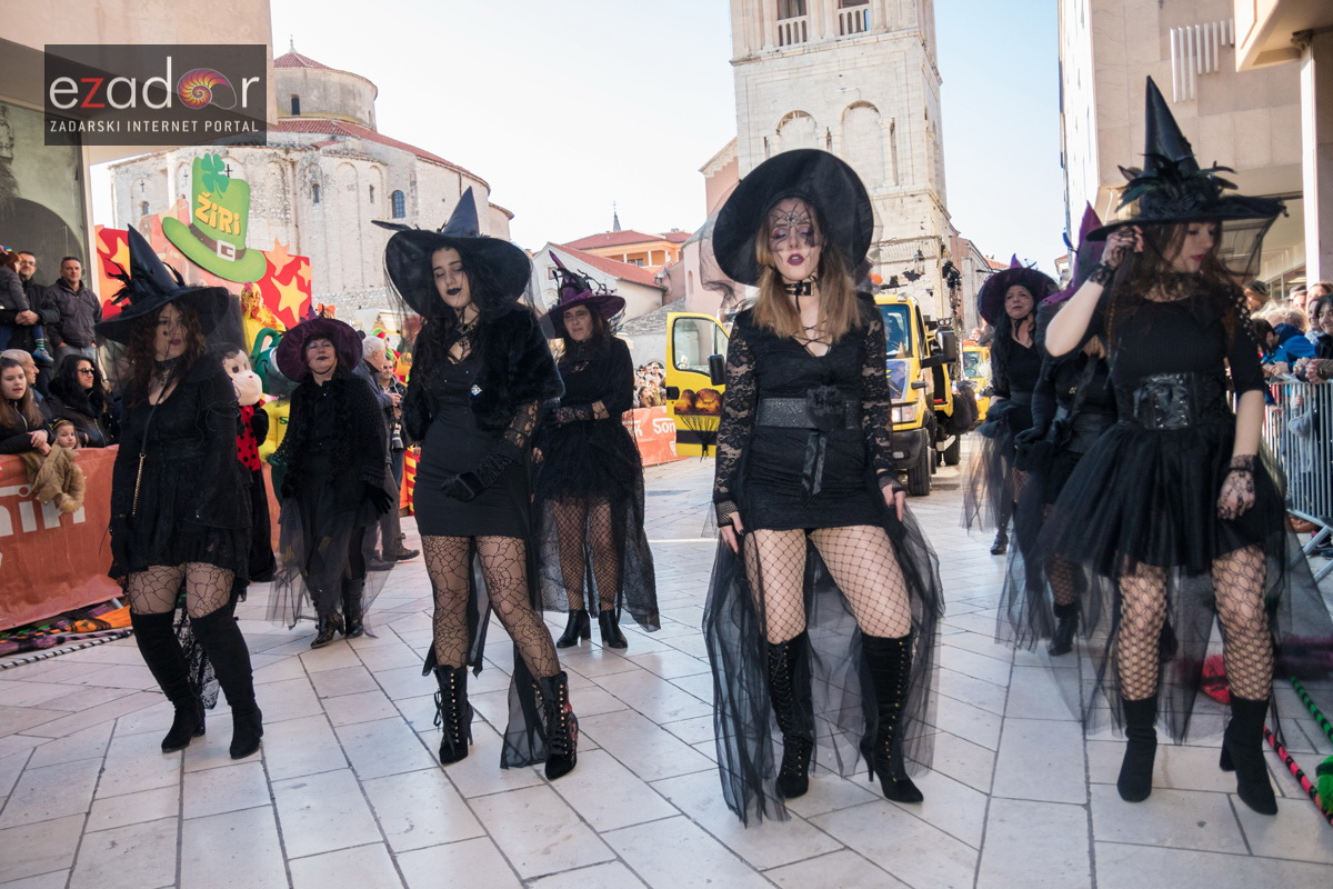 Zadarski karneval 2018: Povorka maškaranih skupina od Gradskih vrata preko Foruma do Narodnog trga Zadarski karneval 2018: Povorka maškaranih skupina od Gradskih vrata preko Foruma do Narodnog trga