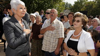 Knin, 250911.
Postavljanje kamena temeljca za gradnju Pastoralnog centra Gospe velikog Hrvatskog krsnog zavjeta na prostoru bivse vojarne Senjak u Kninu
Na slici: premijerka Jadranka Kosor
Foto: Niksa Stipanicev / CROPIX Knin, 250911.
Postavljanje kamena temeljca za gradnju Pastoralnog centra Gospe velikog Hrvatskog krsnog zavjeta na prostoru bivse vojarne Senjak u Kninu
Na slici: premijerka Jadranka Kosor
Foto: Niksa Stipanicev / CROPIX