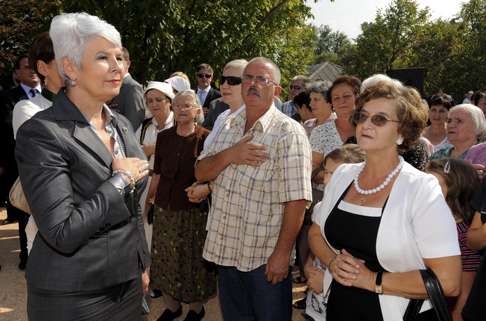 Knin, 250911.
Postavljanje kamena temeljca za gradnju Pastoralnog centra Gospe velikog Hrvatskog krsnog zavjeta na prostoru bivse vojarne Senjak u Kninu
Na slici: premijerka Jadranka Kosor
Foto: Niksa Stipanicev / CROPIX Knin, 250911.
Postavljanje kamena temeljca za gradnju Pastoralnog centra Gospe velikog Hrvatskog krsnog zavjeta na prostoru bivse vojarne Senjak u Kninu
Na slici: premijerka Jadranka Kosor
Foto: Niksa Stipanicev / CROPIX