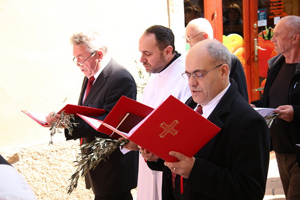 Cvjetnica 20. ožujka 2016: Nakon blagoslova maslinovih grančica, nadbisku Želimir Puljić predvodio je procesiju do katedrale sv. Stošije gdje je služio misno slavlje na kojem se pjevala Muka našeg Gospodina Cvjetnica 20. ožujka 2016: Nakon blagoslova maslinovih grančica, nadbisku Želimir Puljić predvodio je procesiju do katedrale sv. Stošije gdje je služio misno slavlje na kojem se pjevala Muka našeg Gospodina