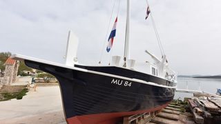 U betinskom brodogradilištu Ante Fržopa svečano je porinut novoizgrađeni tradicionalni murterski brod – leut pod imenom Orlić. Foto: Hrvoje JelavićIPIXSELL