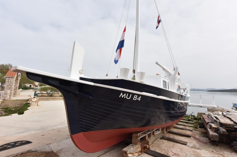 U betinskom brodogradilištu Ante Fržopa svečano je porinut novoizgrađeni tradicionalni murterski brod – leut pod imenom Orlić. Foto: Hrvoje JelavićIPIXSELL