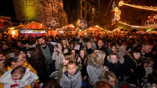 Deset tisuća posjetitelja uživalo u otvorenju Adventa u Zadru- koncertu Ivana Zaka i vatrometu