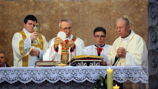 Zadar, 240411.
Uskrsnju misu u katedrali Sv. Stosije predvodio je zadarski nadbiskup Zelimir Puljic.
Foto : Andrija Lucic / cropix